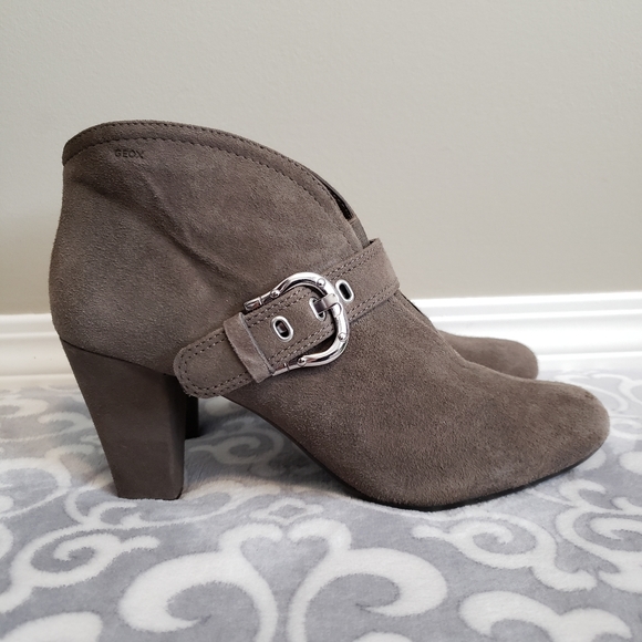 Geox Respira, Size 9, dark taupe suede booties